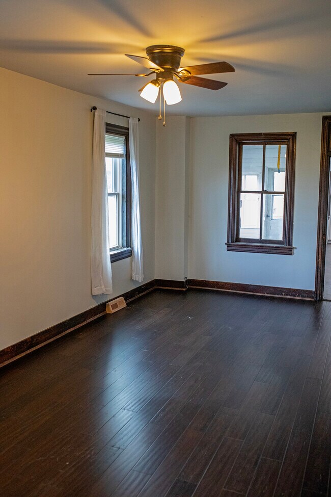 Living room - 4022 E Newport Rd