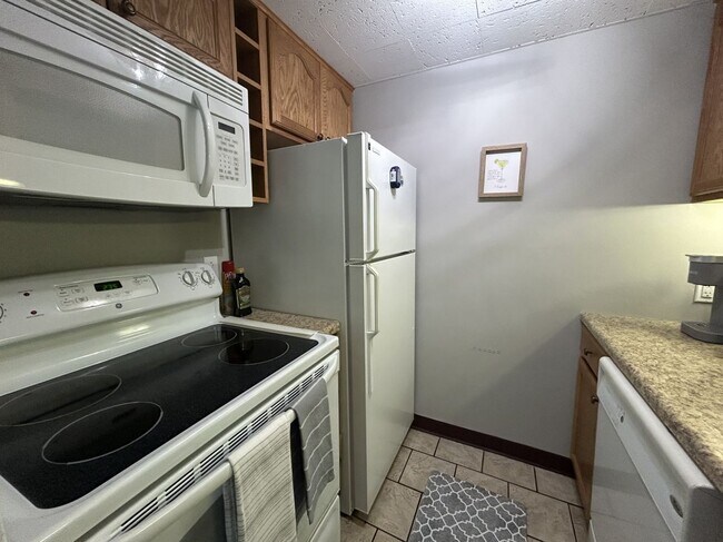 Building Photo - Cedar Lodge-205