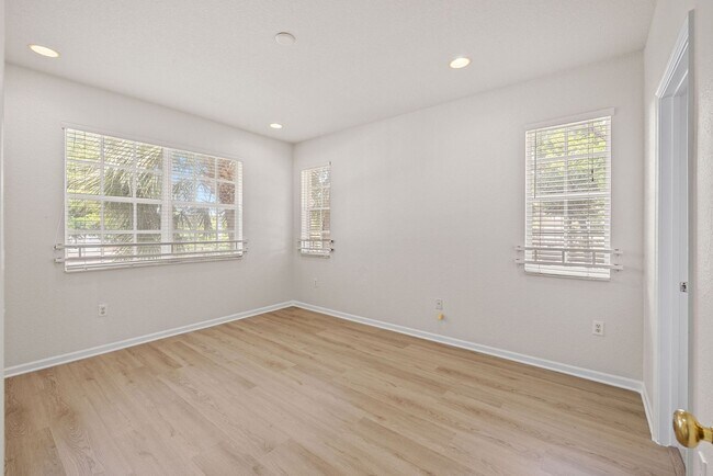Building Photo - 8401 SW 25th Ct