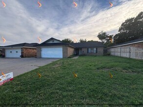 Building Photo - Charming 3 Bed, 2 Bath Home with Garage & ...