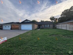 Building Photo - Charming 3 Bed, 2 Bath Home with Garage & ...