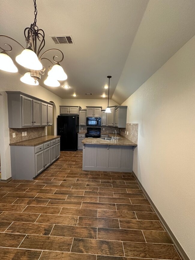 Building Photo - $2,200.00 Move-in-Special