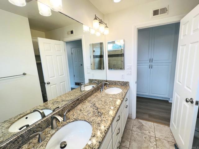 Building Photo - 1420 Tres Hermanas Way