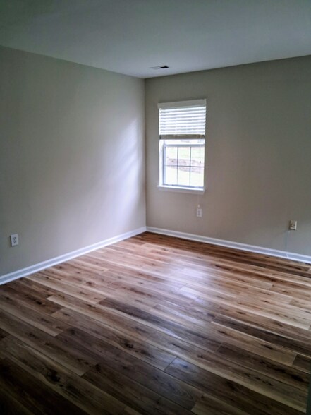 Building Photo - 3930 Saxonbury Way