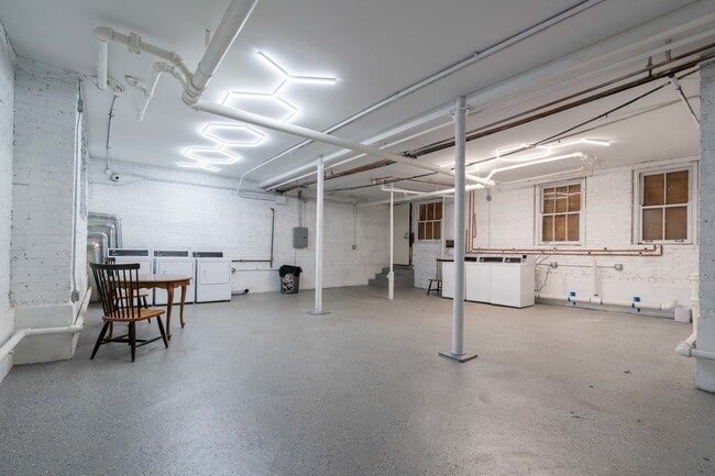 Building Photo - 7422 N Damen Ave