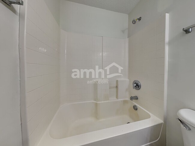 Building Photo - 145 Parkview Rd