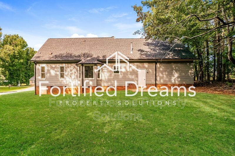 Building Photo - 814 N Greenbriar St