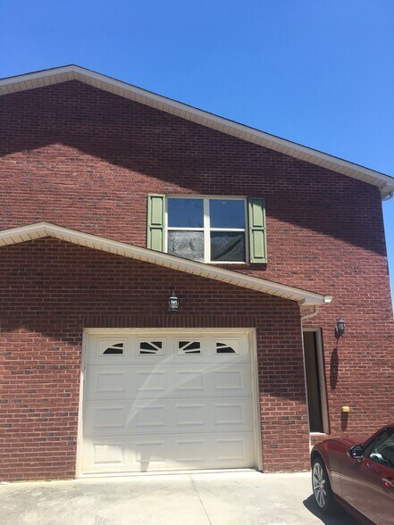 Building Photo - 237 Panda Dr