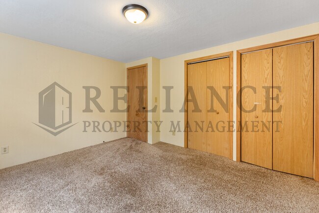 Building Photo - 621 S Longbranch Dr