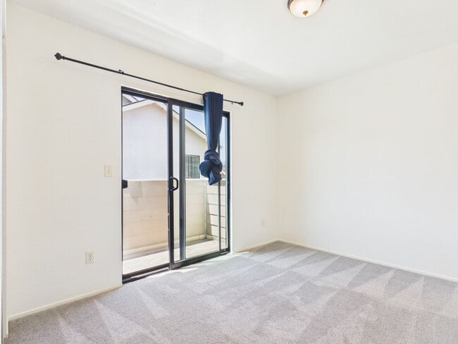 Building Photo - Sumaya Condo 2 Bed/2 bath with Fireplace. Includes washer and dryer