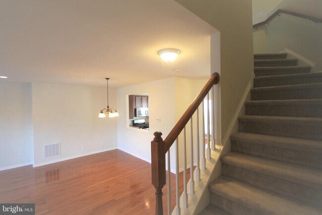 Building Photo - 515 Ellison Dr