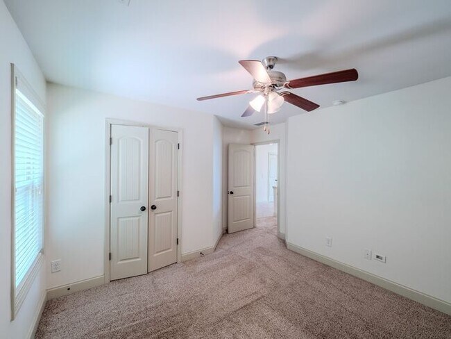 Building Photo - 512 Watercourse Way
