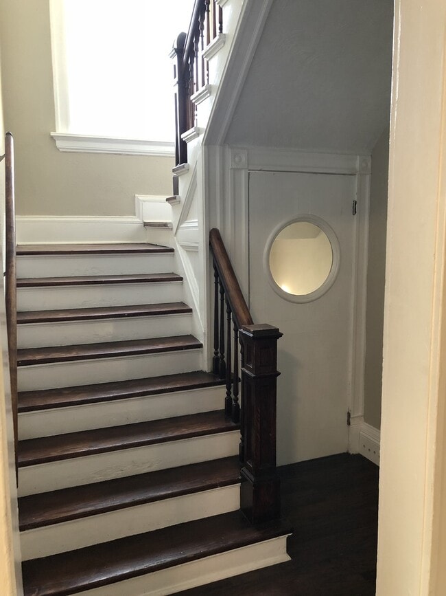 Building Photo - Updated 5BR/1.5BA Rent to Own Single Family Home