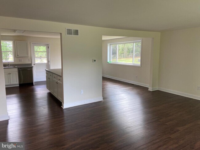 Building Photo - 121 Cypress Dr