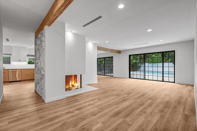 Building Photo - BEAUTIFULLY REMODELED, 5BD/4BA ENTERTAINER...