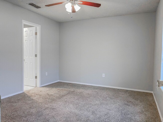 Building Photo - Beautiful Home Available 08/10!