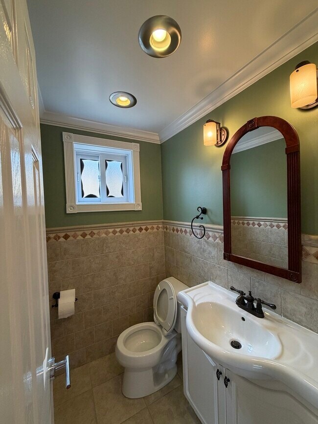 Building Photo - 140 E Northwest Hwy