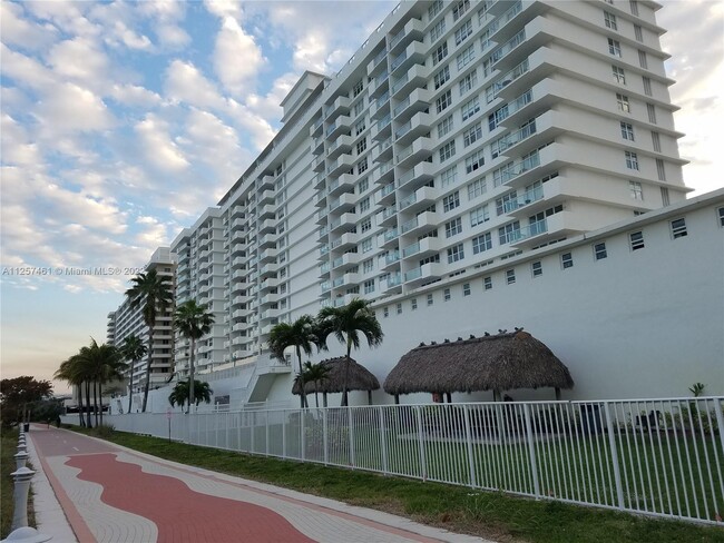Building Photo - 5601 Collins Ave