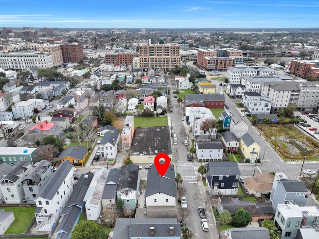 Building Photo - Fully renovated home in Charleston!