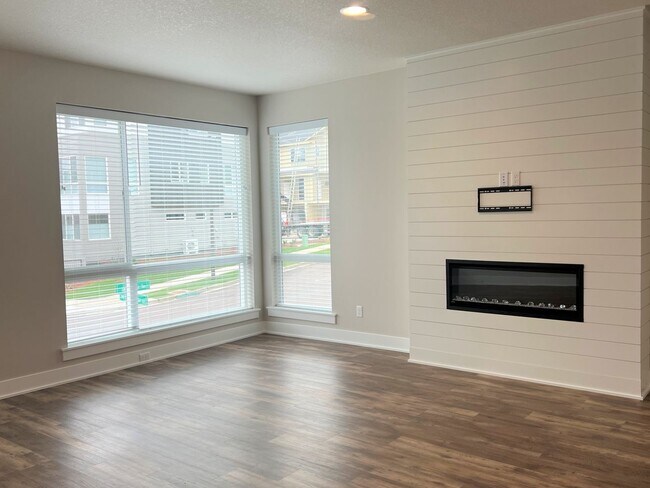 Primary Photo - NOW SHOWING - PRISTINE Three Bedroom Mount...