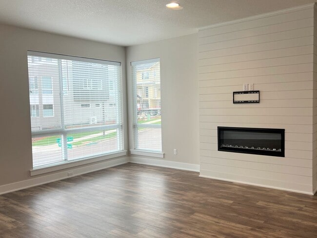Building Photo - Start Lease by 8/15 to Receive REMAINDER o...