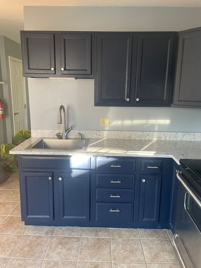 Building Photo - Beautiful 2BR/1BA Condo Available January 16th!!!  Great Portland Location!!!