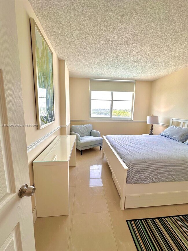 Building Photo - 300 Bayview Dr