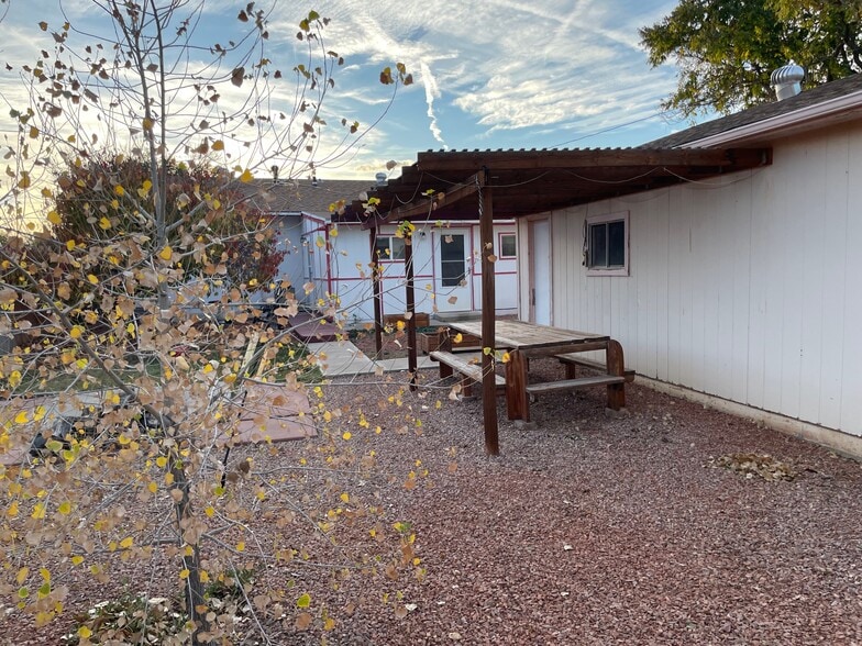 Side of Garage & Picnic Table - 3116 Skyview Ave