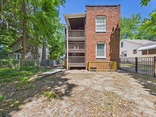 Building Photo - 1703 Oakdale Ave