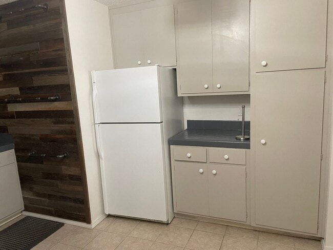 Building Photo - Upstairs Condo - 2 Bed, 1 Bath - Centrally...