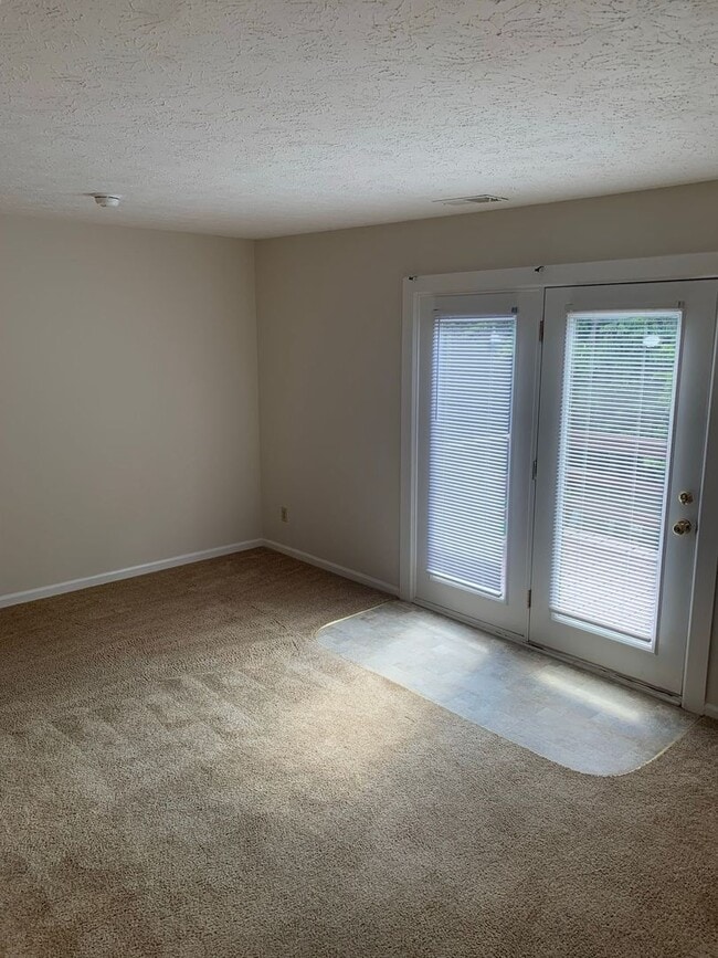 Building Photo - Townhome with new carpet for rent in the m...