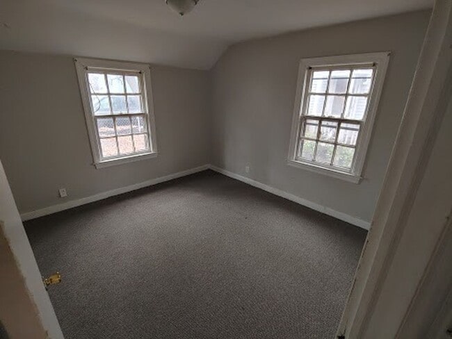 Building Photo - 2 bed/1 bath