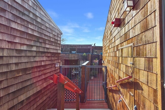 Building Photo - Rarely available Redwood Heights townhome with sweeping views of Oakland and San Francisco.