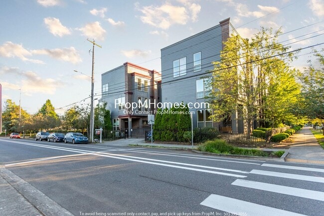 Building Photo - Beautiful Two Bedroom Townhouse In Humboldt - End Unit!