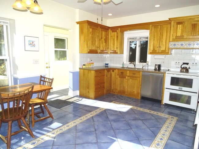 Building Photo - 101 S Main St