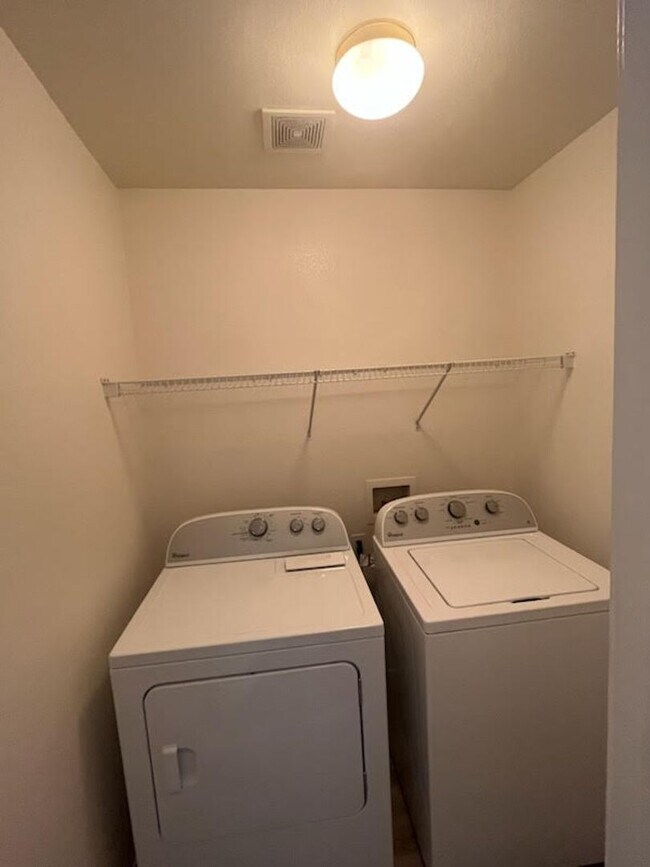 Building Photo - Great single story 3 bedroom house for rent!