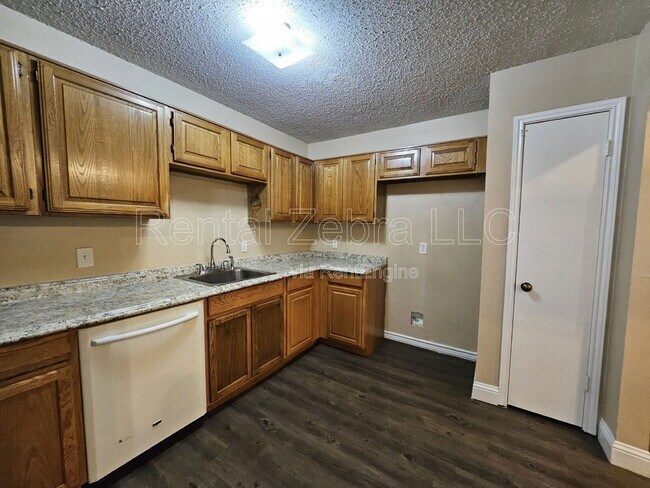 Building Photo - 1405 Paintbrush St