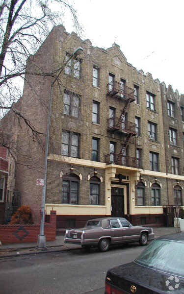Building Photo - 738 E 21st St