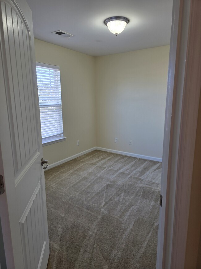 Building Photo - 159 Chapel Lake S