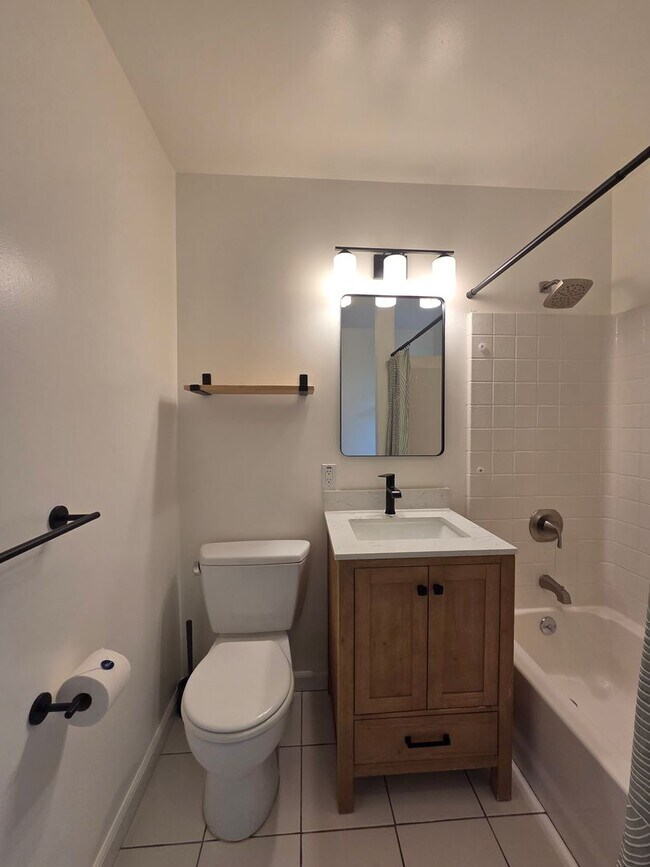 Building Photo - 3 bedroom 2 bath East Petaluma