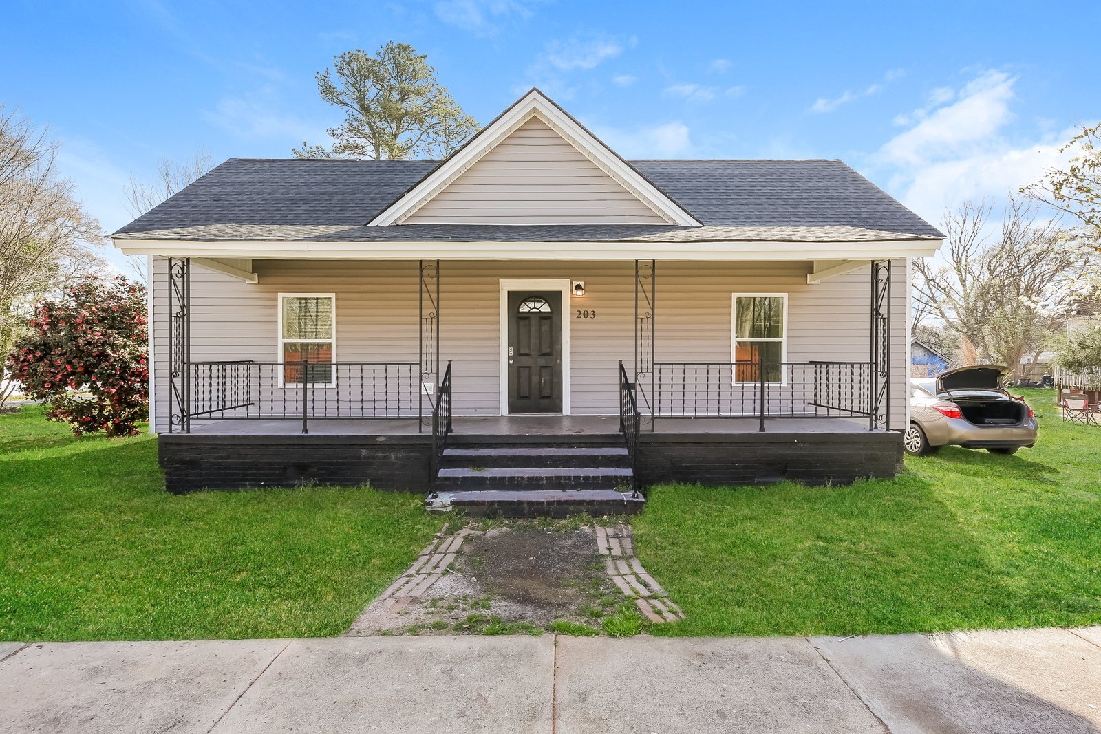 Building Photo - 203 Wellington St