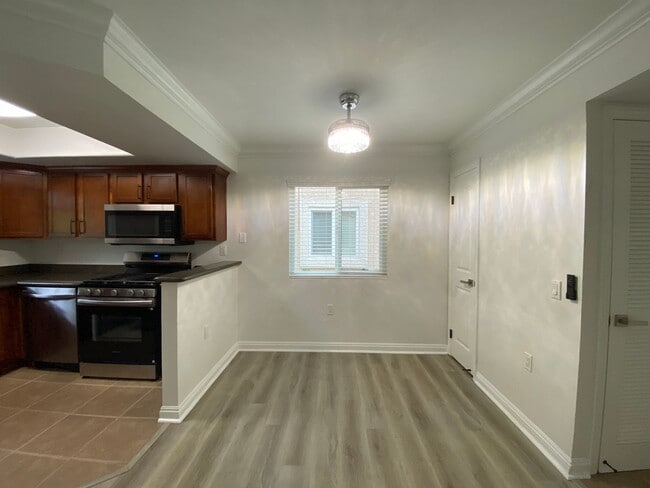 Building Photo - Beautifully Renovated 1-Bedroom Condo in R...