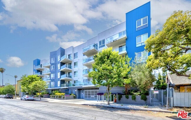 Building Photo - 105 S Mariposa Ave