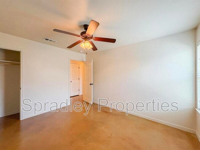 Building Photo - 517B Kendra Dr