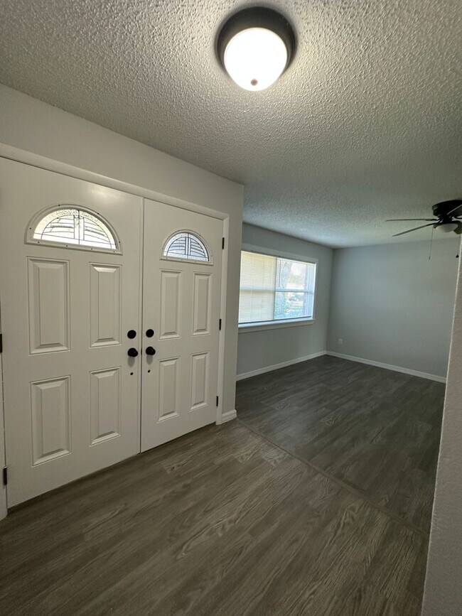 Building Photo - Beautiful, newly renovated 3-bedroom 2 bath home located in Winter Park