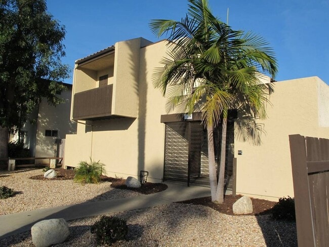 Building Photo - SPACIOUS 2BD/1.5BA TOP FLOOR UNIT IN THE H...