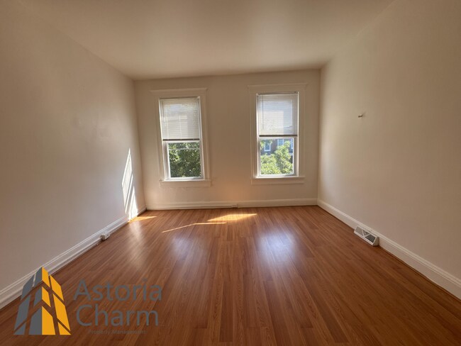 Building Photo - Comfortable 3-Bedroom with Hardwood Floors...