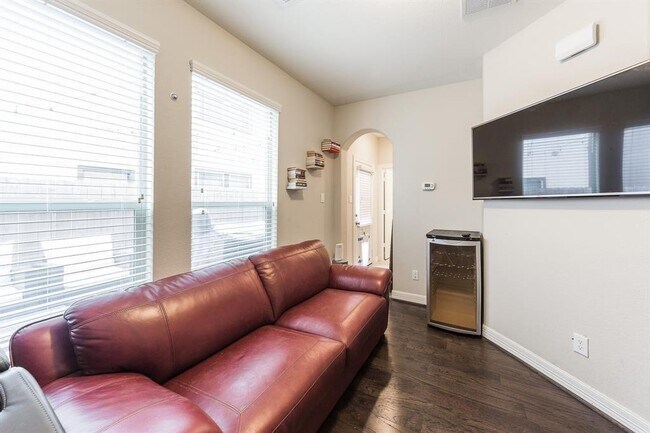 Building Photo - 444 N Live Oak St