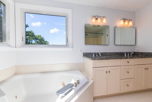 Building Photo - 24 Longshank Cir