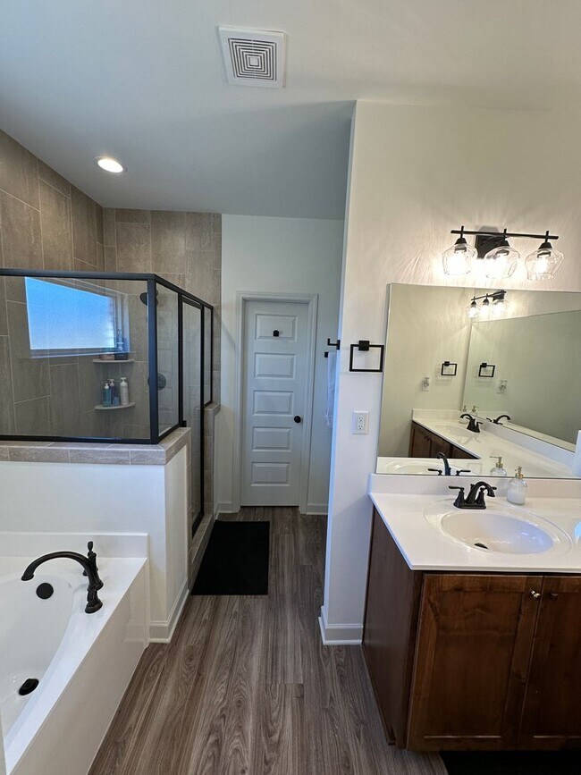 Building Photo - IMMEDIATE MOVE IN!!! Beautiful 4 Bedroom/ 2 Bath in Pinewood Subdivision- Southaven